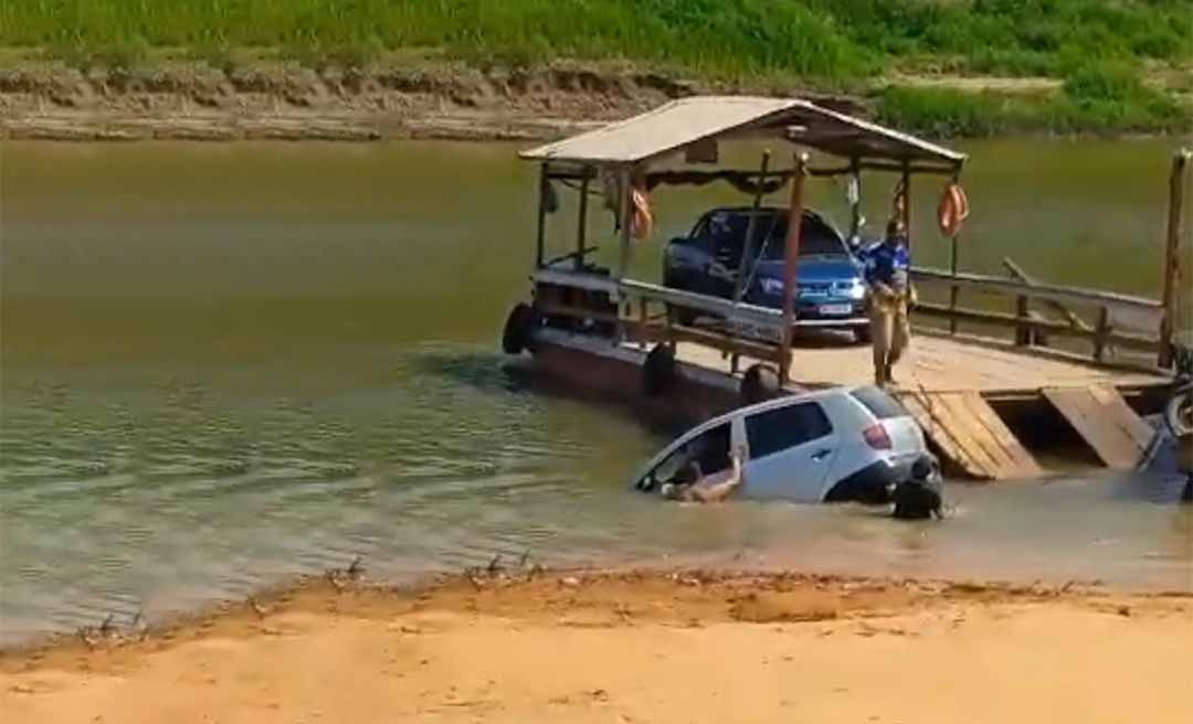 Motorista perde controle do carro ao tentar subir em balsa e cai no rio Juruá, em Rodrigues Alves